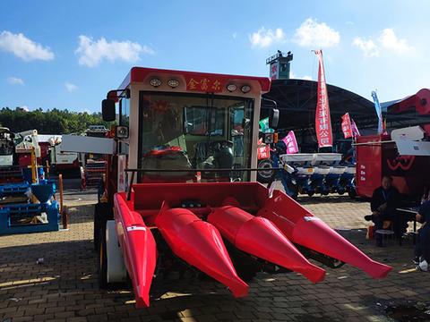 山东金富尔机械有限公司三行四驱玉米收割机参加农业-食品博览会