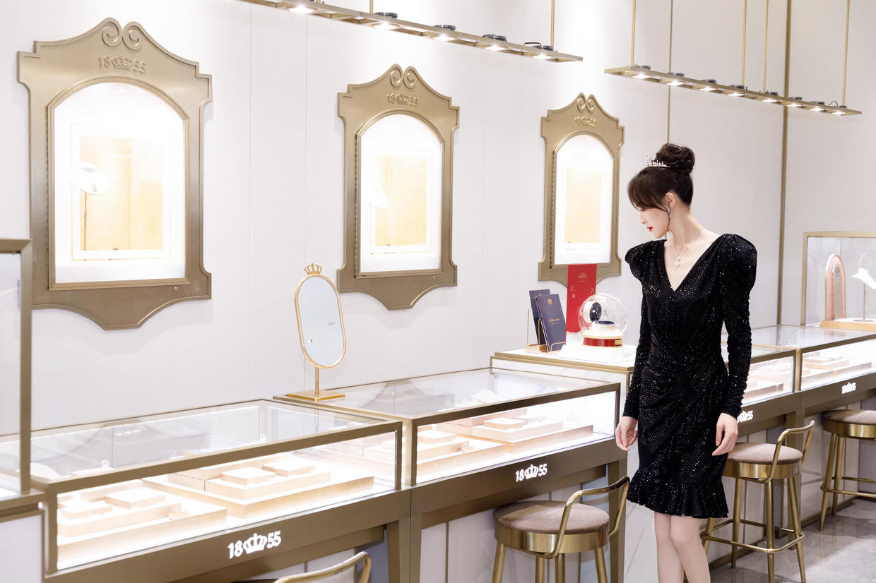 唐嫣真是“辣妈圈顶流”，白T恤叠穿黑色背心活泼可爱，减龄俏皮