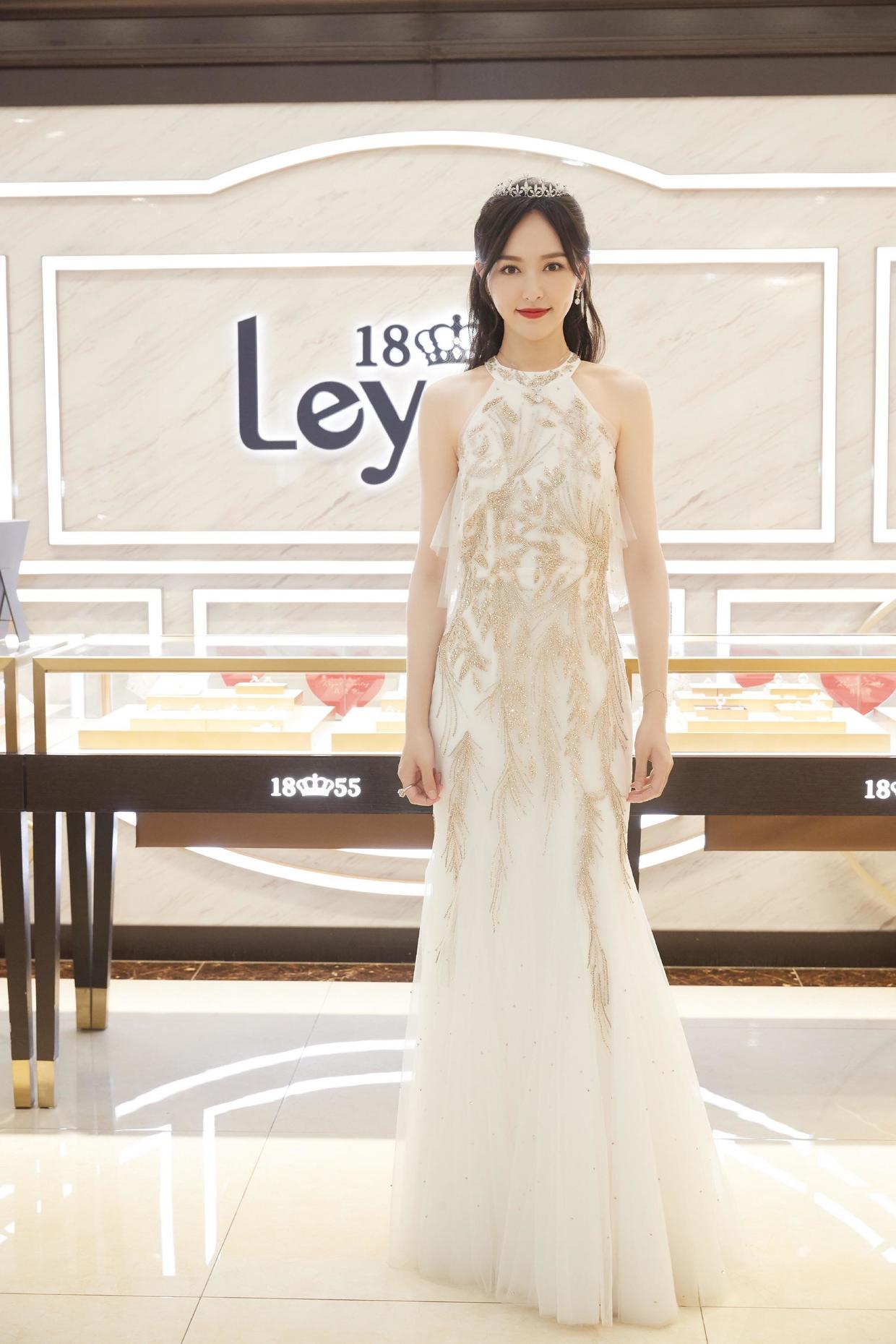 唐嫣真是“辣妈圈顶流”，白T恤叠穿黑色背心活泼可爱，减龄俏皮