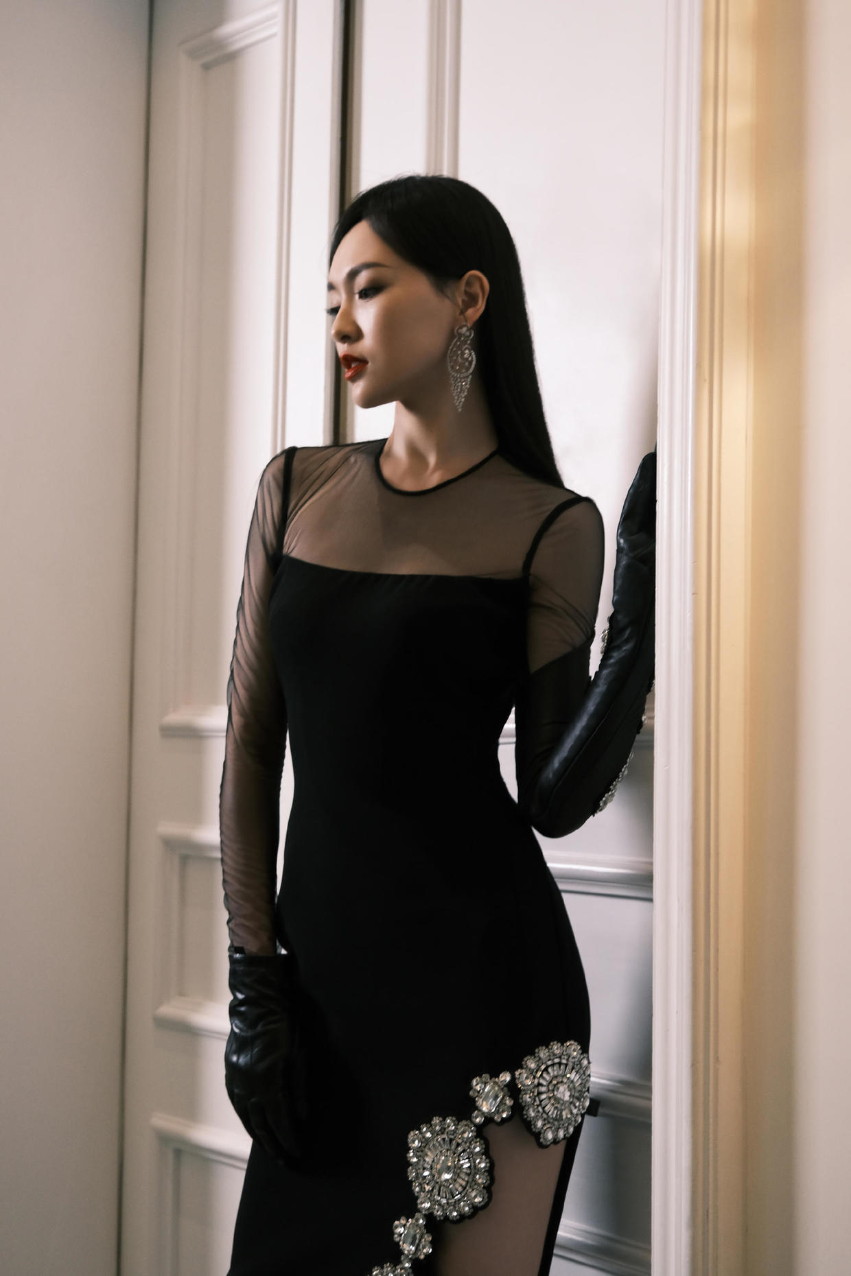 唐嫣真是“辣妈圈顶流”，白T恤叠穿黑色背心活泼可爱，减龄俏皮