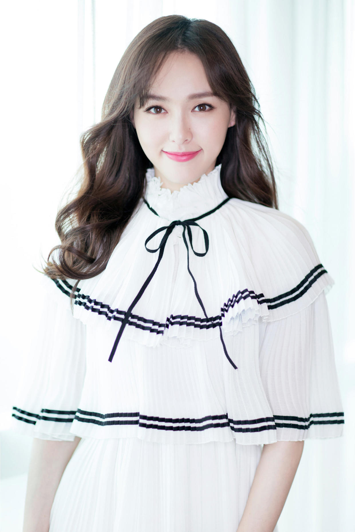 唐嫣真是“辣妈圈顶流”，白T恤叠穿黑色背心活泼可爱，减龄俏皮