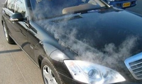 汽车涉水后引擎盖冒白烟，这是怎么回事？如何判断涉水的深度？