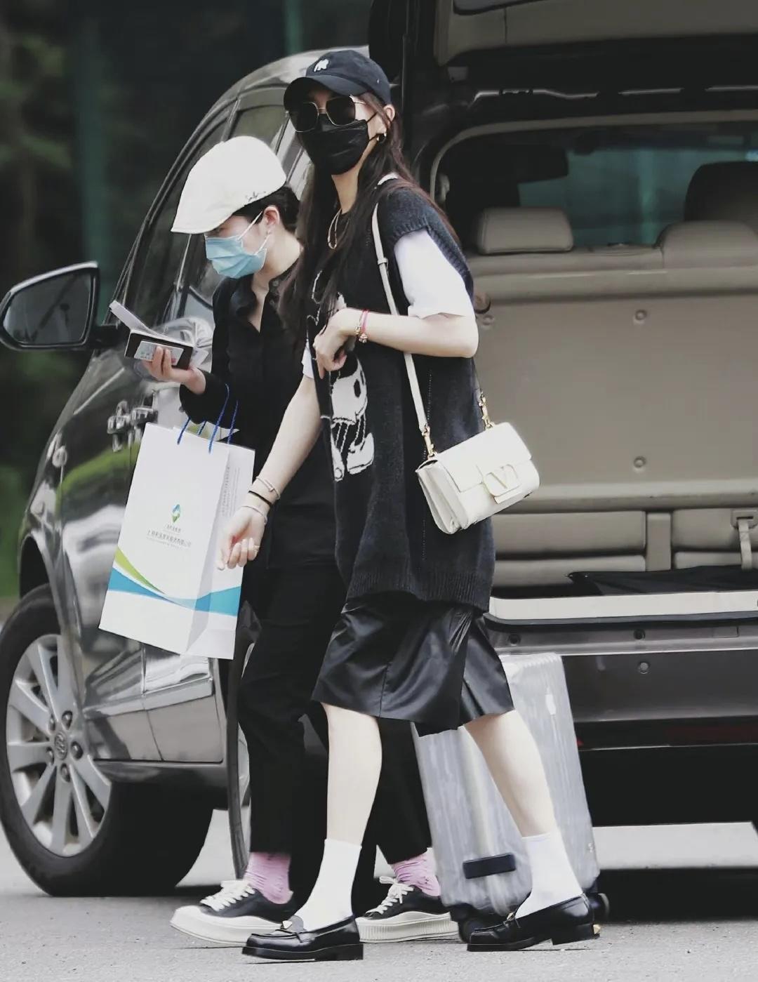 唐嫣真是“辣妈圈顶流”，白T恤叠穿黑色背心活泼可爱，减龄俏皮