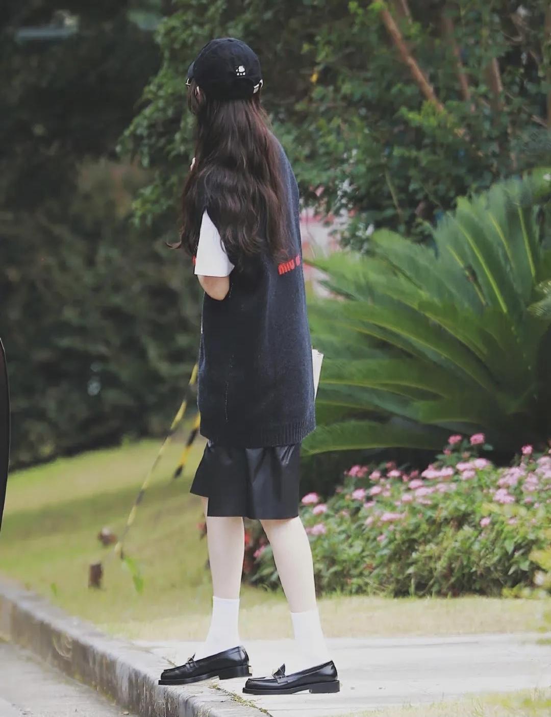 唐嫣真是“辣妈圈顶流”，白T恤叠穿黑色背心活泼可爱，减龄俏皮