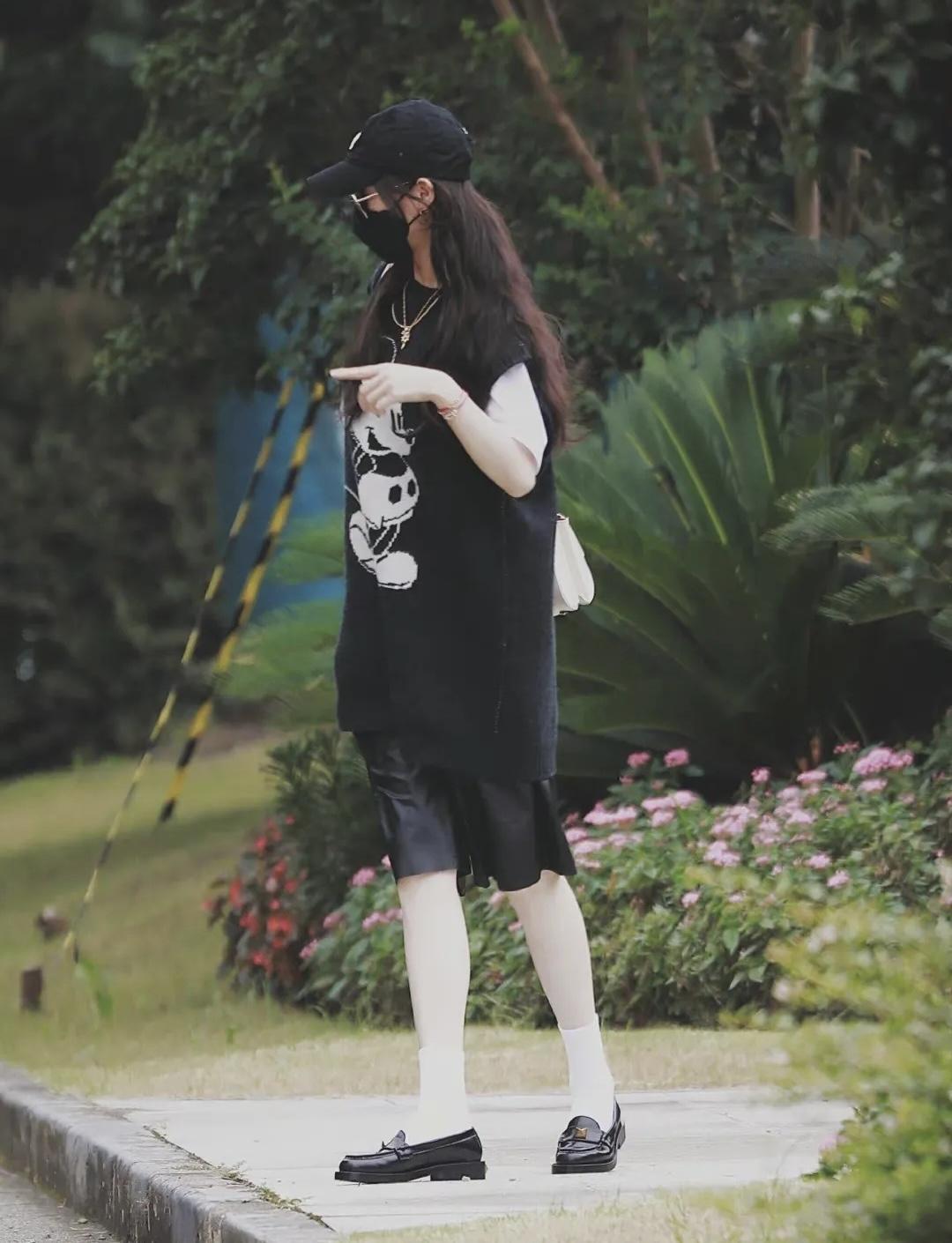 唐嫣真是“辣妈圈顶流”，白T恤叠穿黑色背心活泼可爱，减龄俏皮