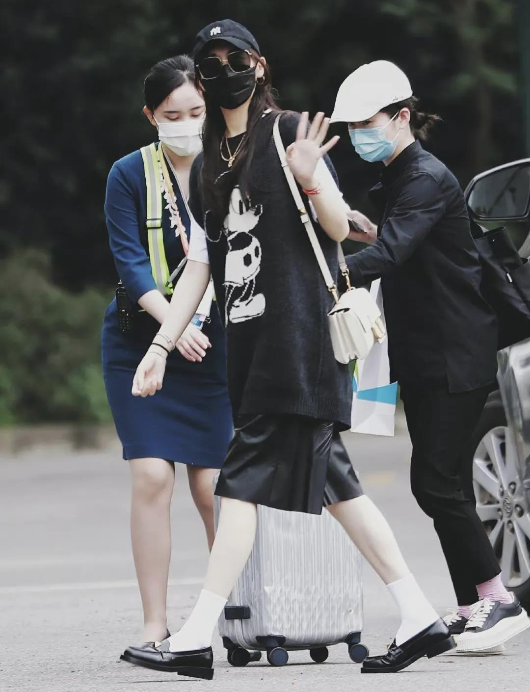 唐嫣真是“辣妈圈顶流”，白T恤叠穿黑色背心活泼可爱，减龄俏皮