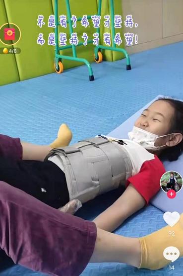 学舞时一个下腰,杭州6岁宝宝成了“轮椅女孩”!152段视频让人泪目休闲区蓝鸢梦想 - Www.slyday.coM 学舞时一个下腰,杭州6岁宝宝成了“轮椅女孩”!152段视频让人泪目休闲区蓝鸢梦想 - Www.slyday.coM