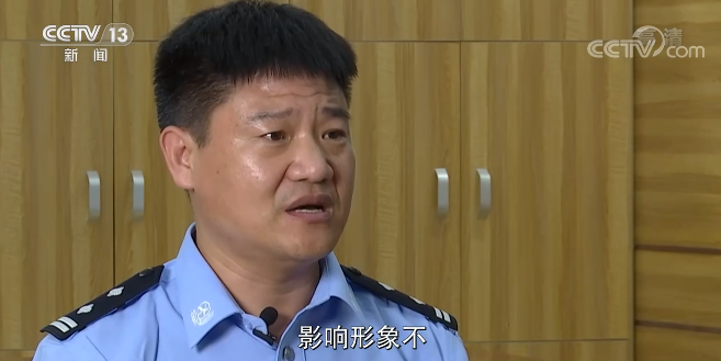 为了反诈,警察叔叔也成了“主播”!“网红”老陈闲不住、爱折腾休闲区蓝鸢梦想 - Www.slyday.coM 为了反诈,警察叔叔也成了“主播”!“网红”老陈闲不住、爱折腾休闲区蓝鸢梦想 - Www.slyday.coM