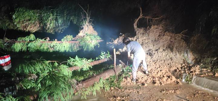 刚刚,山洪灾害红色预警发布!“灿都”明天或将登陆浙江,风雨夜温州这些画面令人动容…休闲区蓝鸢梦想 - Www.slyday.coM 刚刚,山洪灾害红色预警发布!“灿都”明天或将登陆浙江,风雨夜温州这些画面令人动容…休闲区蓝鸢梦想 - Www.slyday.coM