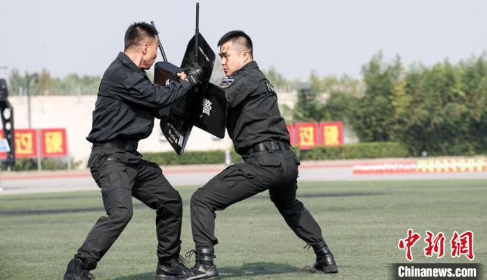 北京市公安局举办的开放日活动现场，特警进行臂盾攻防对抗练习。 贾天勇 摄