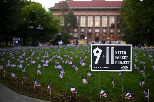 ▲资料图片：2015年9月11日，在美国密歇根州安阿伯的密歇根大学，2977面微型美国国旗插在草坪上，以纪念“9·11”恐怖袭击事件。新华社/美联