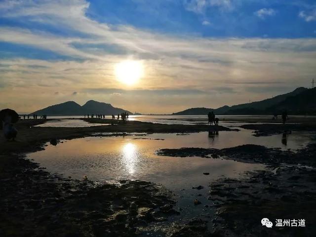 蓦地,想起《聊斋志异》里的一句道白:用我三生烟火,换你一世迷离