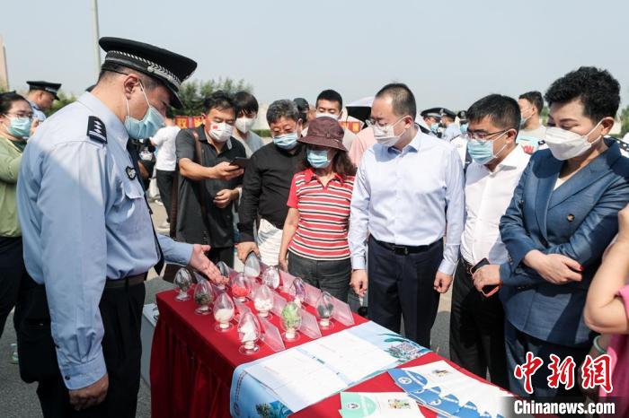 北京市公安局举办的开放日活动现场，禁毒总队民警向民众介绍毒品知识。 贾天勇 摄