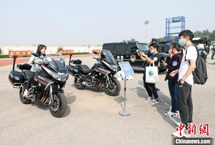 北京市公安局举办的开放日活动现场，民众体验警用摩托车。 贾天勇 摄