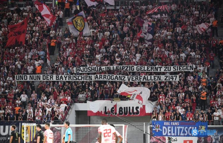 图片报:莱比锡极端球迷拉横幅讽刺基米希,并朝其发出嘘声休闲区蓝鸢梦想 - Www.slyday.coM 图片报:莱比锡极端球迷拉横幅讽刺基米希,并朝其发出嘘声休闲区蓝鸢梦想 - Www.slyday.coM