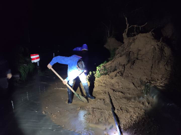 刚刚,山洪灾害红色预警发布!“灿都”明天或将登陆浙江,风雨夜温州这些画面令人动容…休闲区蓝鸢梦想 - Www.slyday.coM 刚刚,山洪灾害红色预警发布!“灿都”明天或将登陆浙江,风雨夜温州这些画面令人动容…休闲区蓝鸢梦想 - Www.slyday.coM