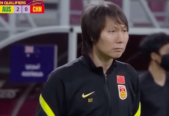 名记建议换掉李铁,争议性问题解决不了,踢越南仍然没有把握