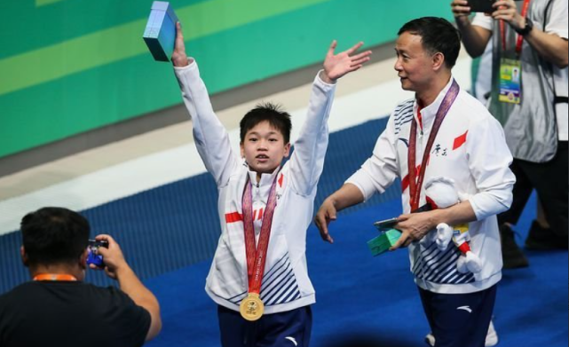 鲜明对比！何威仪狂赞2大对手，陈芋汐恩师却称全红婵跳不了3米板