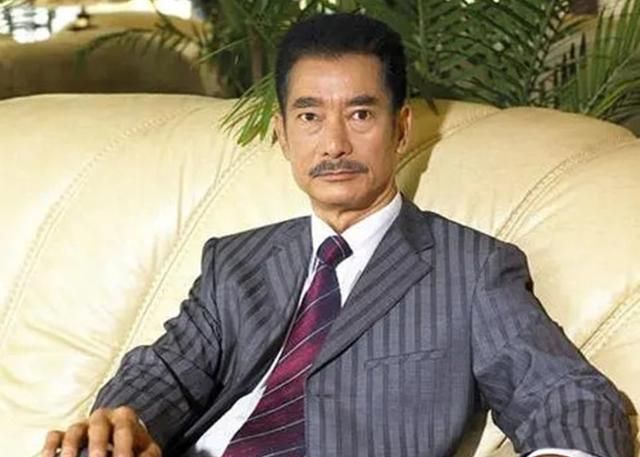 老戏骨高雄时隔2年回内地拍戏,妻子罕见同行,年过七十气质出众