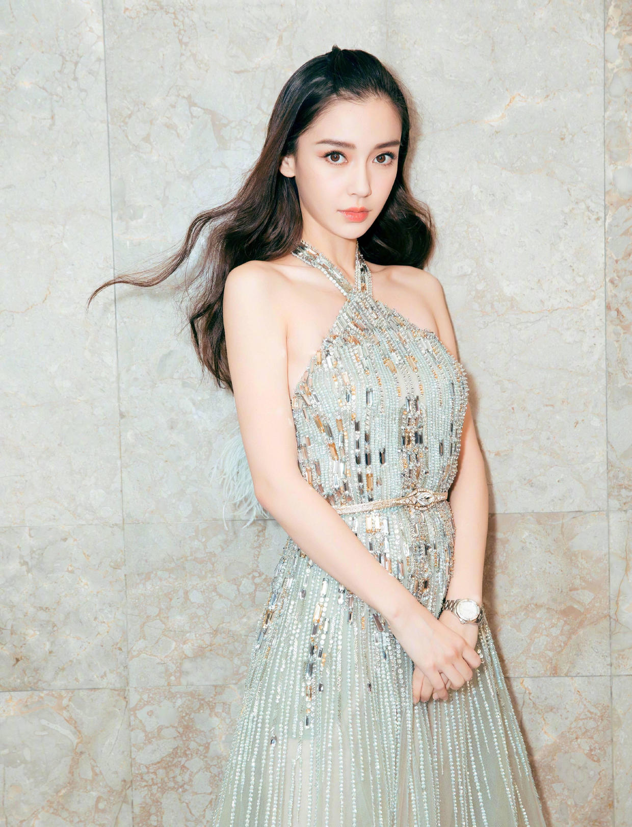 杨颖是辣妈圈最美的！穿浅绿色挂脖亮钻裙高级洋气，又美出新高度