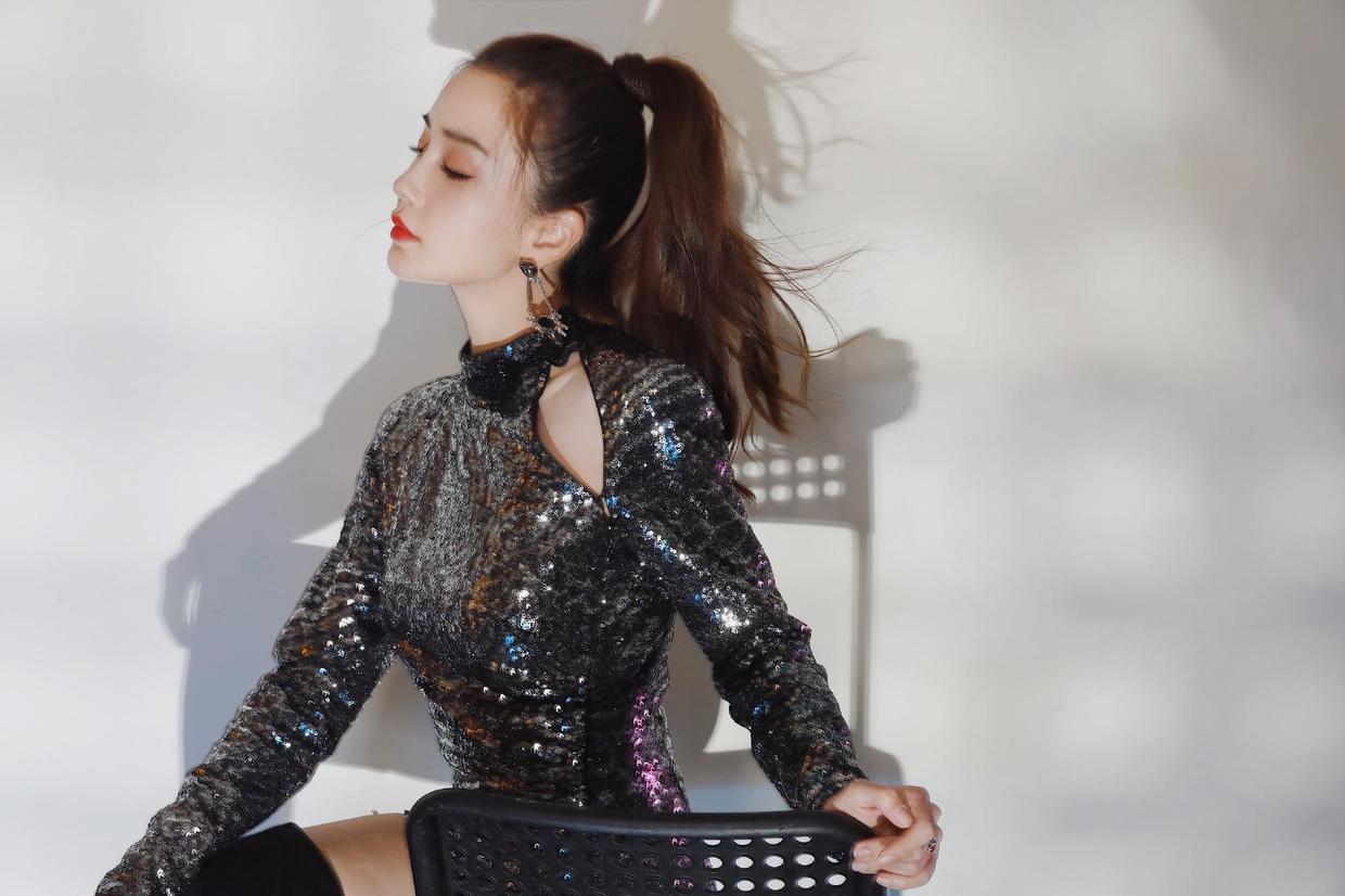 杨颖是辣妈圈最美的！穿浅绿色挂脖亮钻裙高级洋气，又美出新高度