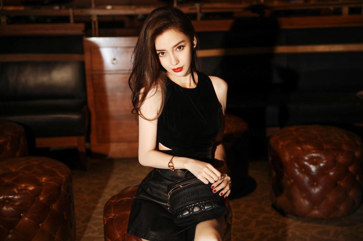 杨颖是辣妈圈最美的！穿浅绿色挂脖亮钻裙高级洋气，又美出新高度