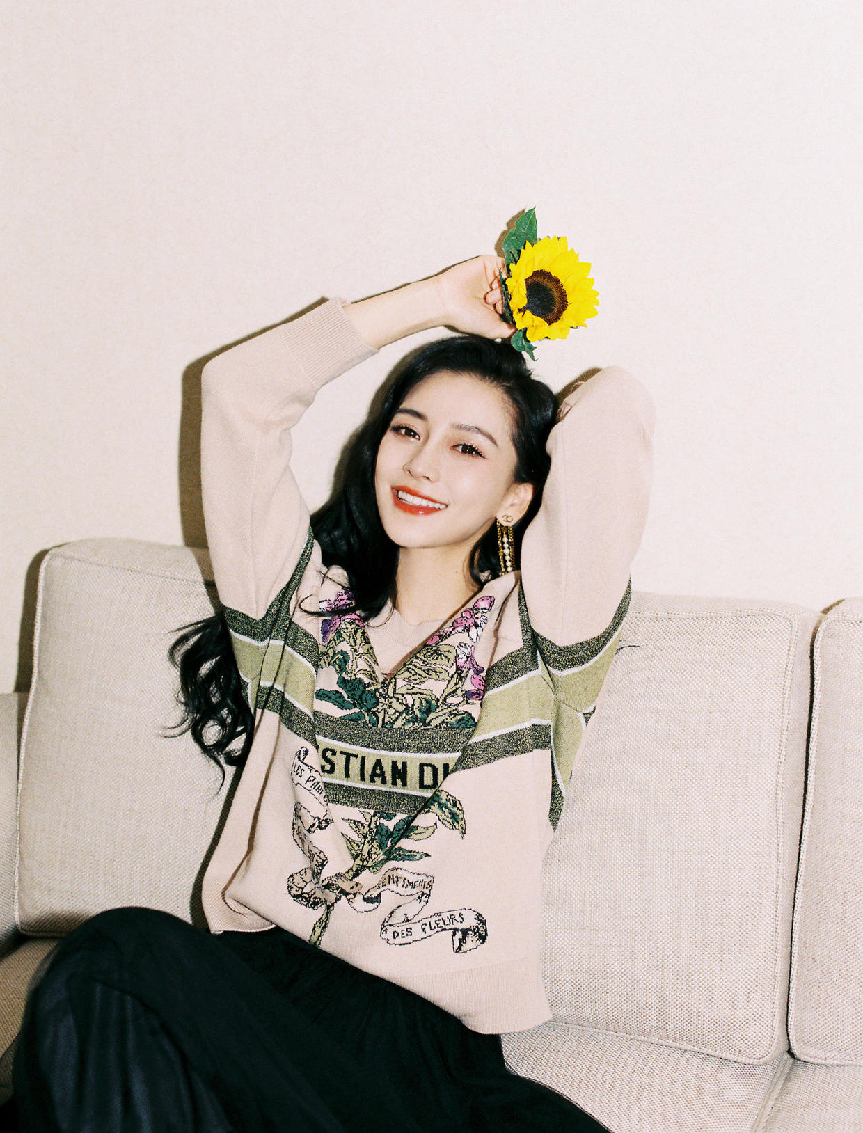 杨颖是辣妈圈最美的！穿浅绿色挂脖亮钻裙高级洋气，又美出新高度