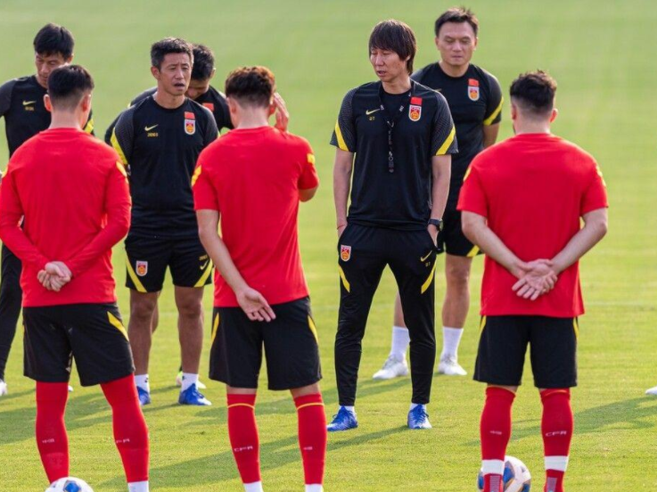 名记建议换掉李铁,争议性问题解决不了,踢越南仍然没有把握