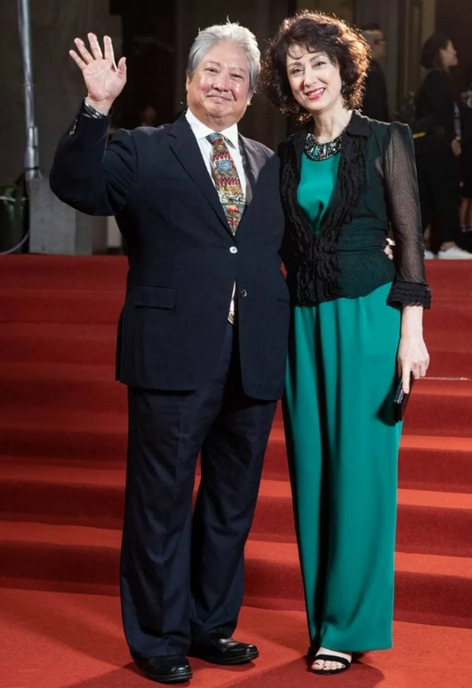 洪金宝小13岁老婆真气质穿印花裙窈窕又精致56岁仍有超模身材