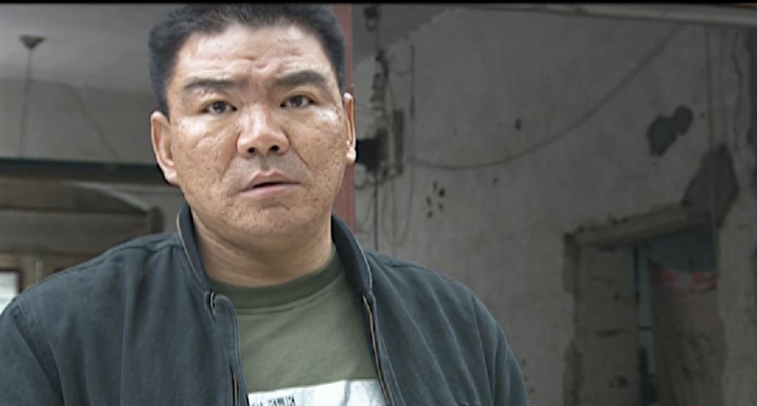 结果刘华强直接掀了摊主的秤,还随手拿起桌上的刀把西瓜劈开.