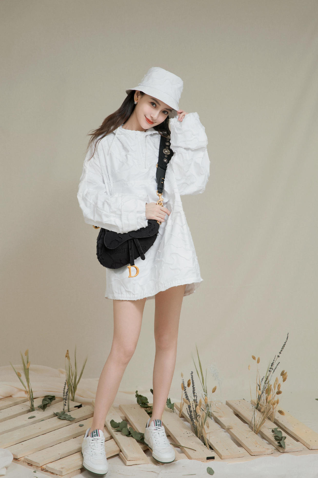 杨颖是辣妈圈最美的！穿浅绿色挂脖亮钻裙高级洋气，又美出新高度