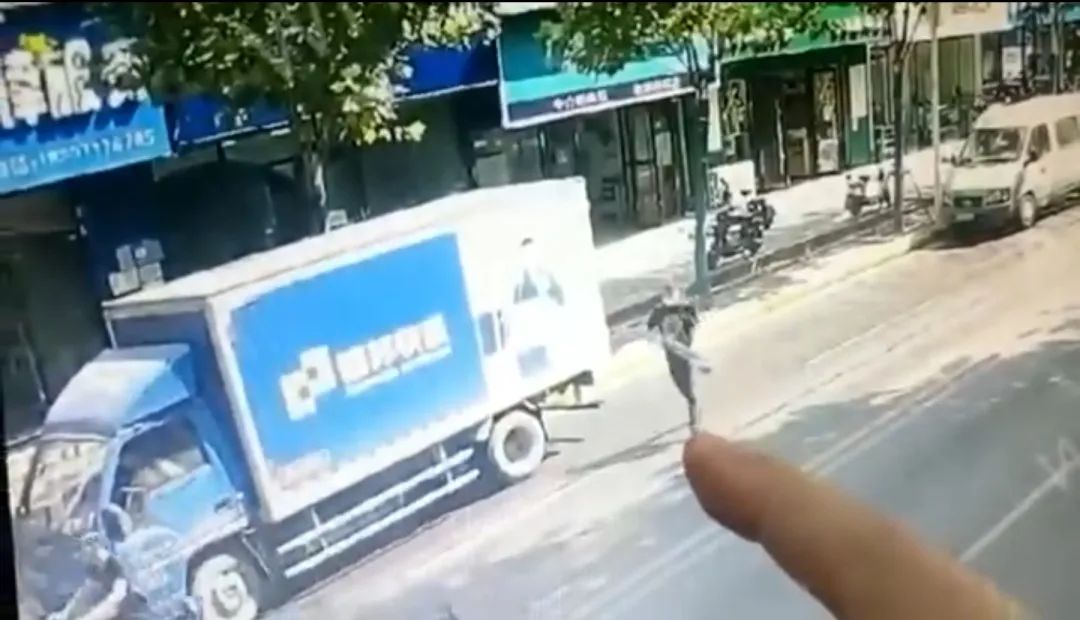 ▲监控画面显示,一黑衣男子拿着网球拍套从法律维权服务中心走出。视频截图