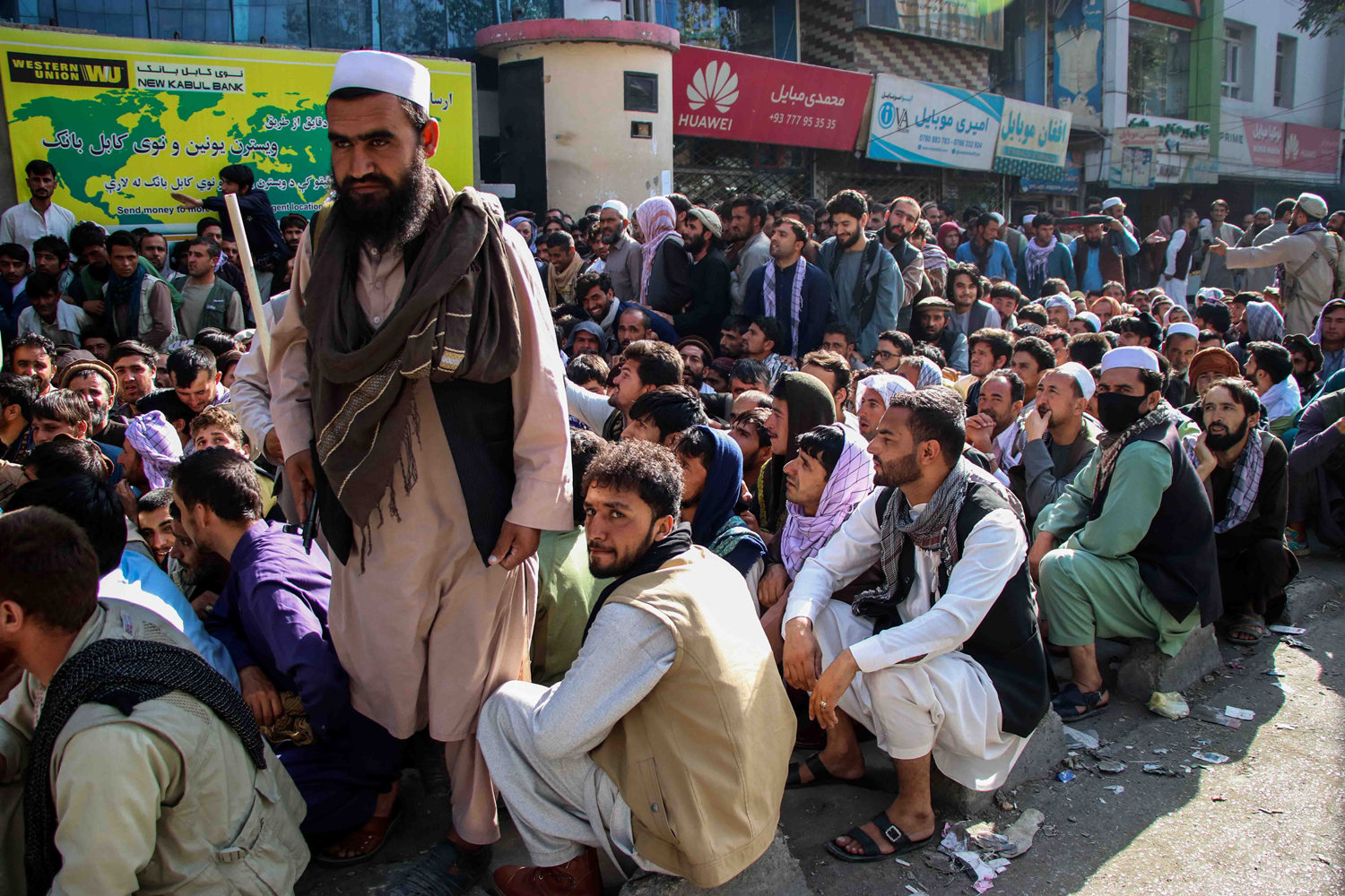 当地时间2021年9月12日，阿富汗喀布尔，民众聚集在银行外取钱  图源：IC Photo