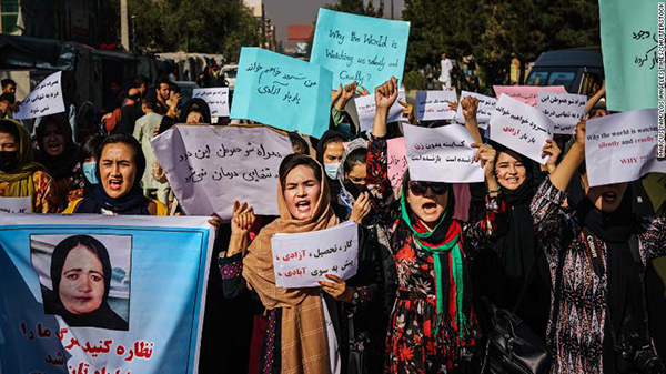 9月8日，阿富汗妇女游行示威，抗议塔利班宣布成立的临时政府中没有女性。图自CNN