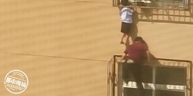男童被卡在窗外身体悬空,男子徒手爬上4楼救人休闲区蓝鸢梦想 - Www.slyday.coM 男童被卡在窗外身体悬空,男子徒手爬上4楼救人休闲区蓝鸢梦想 - Www.slyday.coM