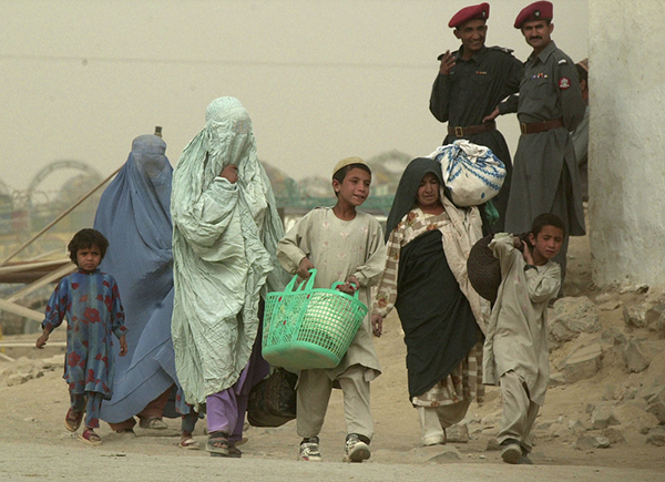 2001年，阿富汗难民一家人。图自视觉中国
