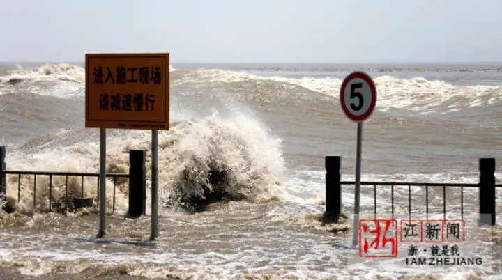 浙江一地紧急停工!台风“灿都”登陆时间地点可能又有变!钱塘江巨浪拍岸,多地已遭风雨“暴击”休闲区蓝鸢梦想 - Www.slyday.coM 浙江一地紧急停工!台风“灿都”登陆时间地点可能又有变!钱塘江巨浪拍岸,多地已遭风雨“暴击”休闲区蓝鸢梦想 - Www.slyday.coM