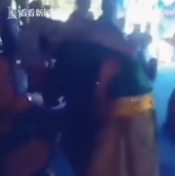 视频|印尼新郎婚礼上竟拥吻前女友 亲友:我看傻眼了休闲区蓝鸢梦想 - Www.slyday.coM 视频|印尼新郎婚礼上竟拥吻前女友 亲友:我看傻眼了休闲区蓝鸢梦想 - Www.slyday.coM