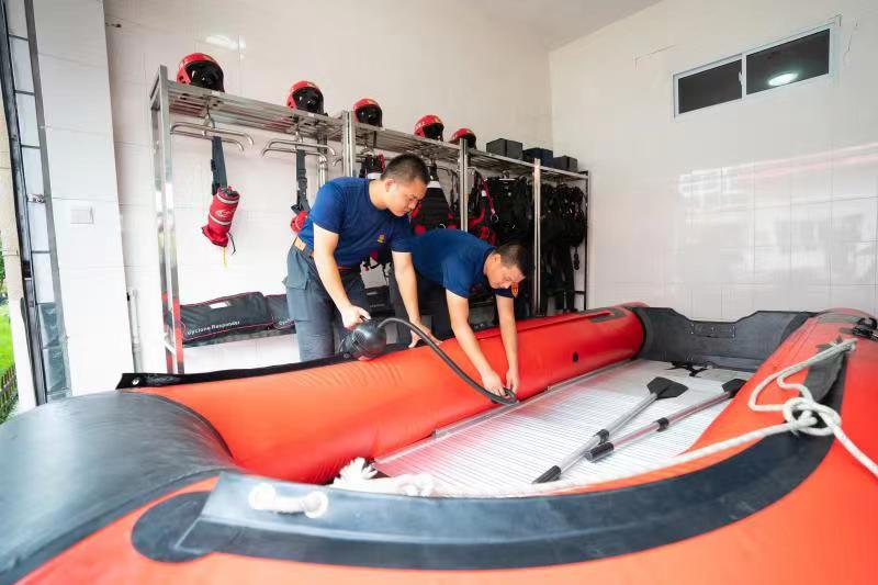 安全绳、救生衣、冲锋舟、手抬泵、照明灯准备好了!金山消防全力防范台风“灿都”休闲区蓝鸢梦想 - Www.slyday.coM 安全绳、救生衣、冲锋舟、手抬泵、照明灯准备好了!金山消防全力防范台风“灿都”休闲区蓝鸢梦想 - Www.slyday.coM