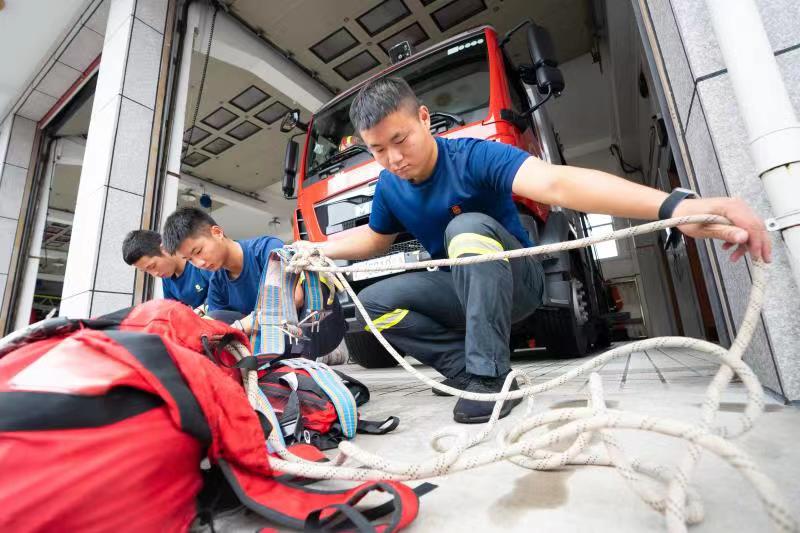 安全绳、救生衣、冲锋舟、手抬泵、照明灯准备好了!金山消防全力防范台风“灿都”休闲区蓝鸢梦想 - Www.slyday.coM 安全绳、救生衣、冲锋舟、手抬泵、照明灯准备好了!金山消防全力防范台风“灿都”休闲区蓝鸢梦想 - Www.slyday.coM