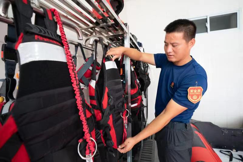 安全绳、救生衣、冲锋舟、手抬泵、照明灯准备好了!金山消防全力防范台风“灿都”休闲区蓝鸢梦想 - Www.slyday.coM 安全绳、救生衣、冲锋舟、手抬泵、照明灯准备好了!金山消防全力防范台风“灿都”休闲区蓝鸢梦想 - Www.slyday.coM