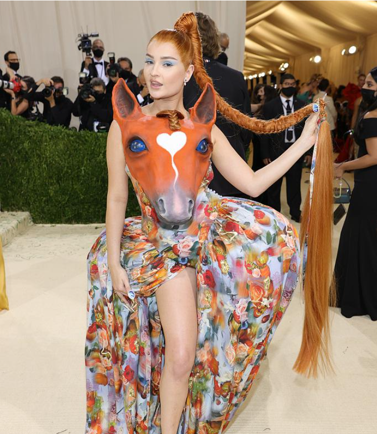 国外红毯奇装异服：卡戴珊全黑蒙面，戳爷穿长裙，还有人扮成马