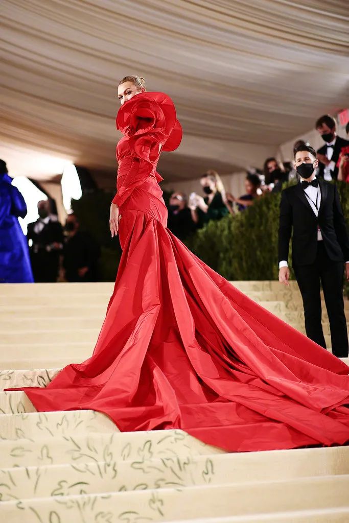 国外红毯奇装异服：卡戴珊全黑蒙面，戳爷穿长裙，还有人扮成马