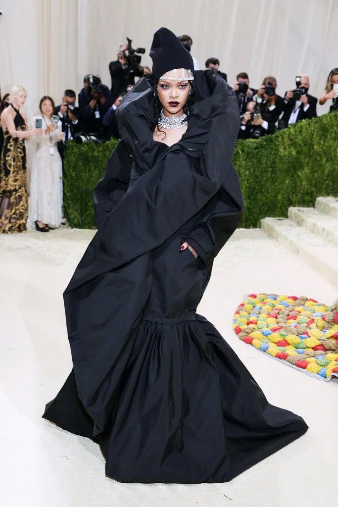 国外红毯奇装异服：卡戴珊全黑蒙面，戳爷穿长裙，还有人扮成马