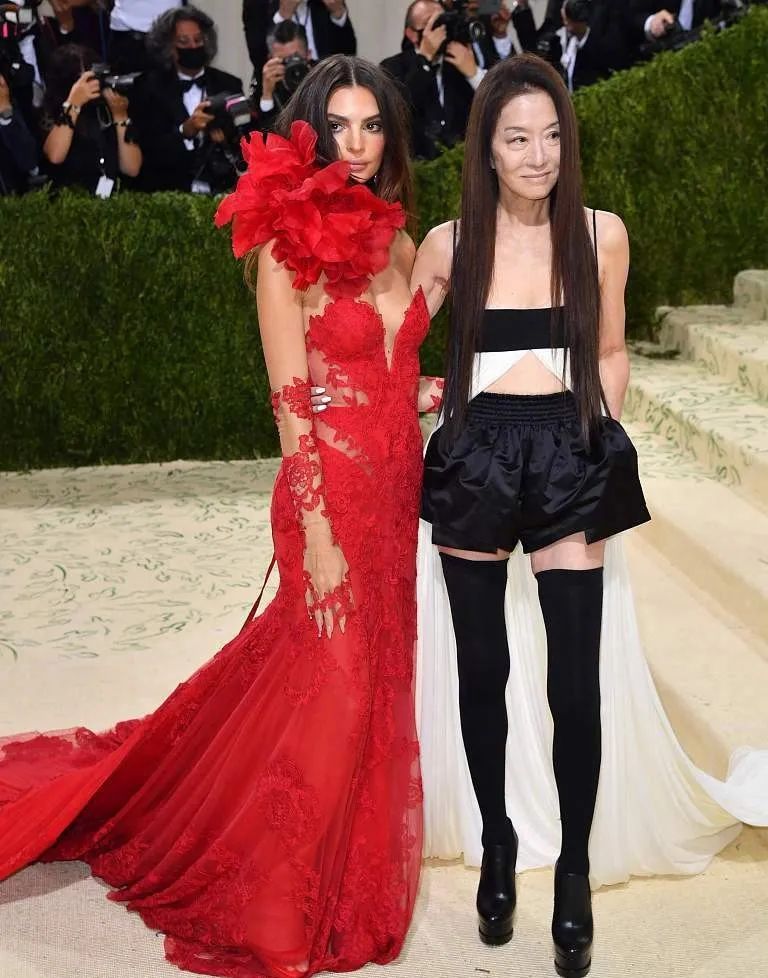 国外红毯奇装异服：卡戴珊全黑蒙面，戳爷穿长裙，还有人扮成马