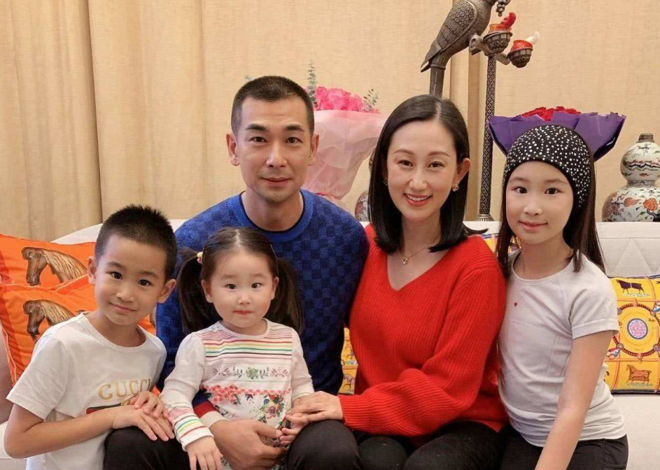 7组三胎家庭：赵文卓富养孩子，黄磊被指重男轻女，张艺谋被罚款