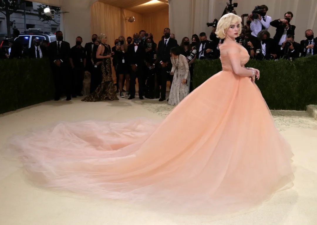 国外红毯奇装异服：卡戴珊全黑蒙面，戳爷穿长裙，还有人扮成马