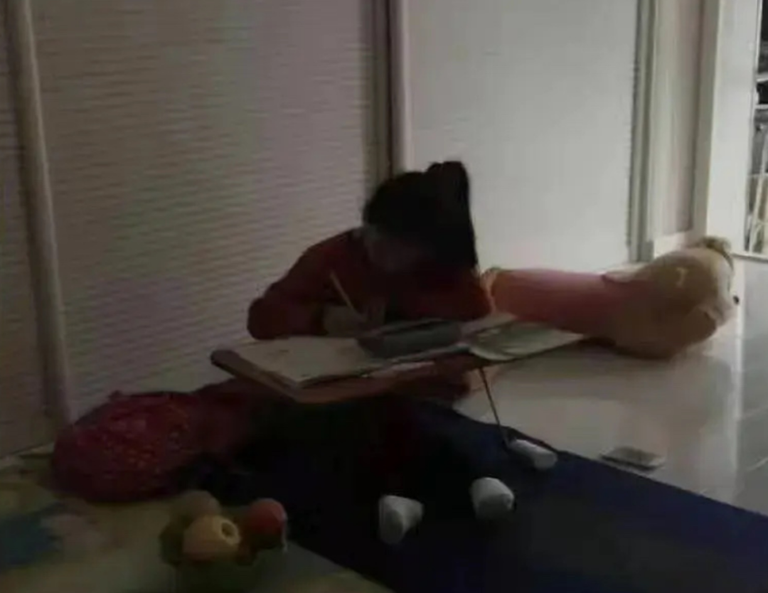 成龙新电影开机，刘浩存是女主角，网友愤怒发声：有她就不看！