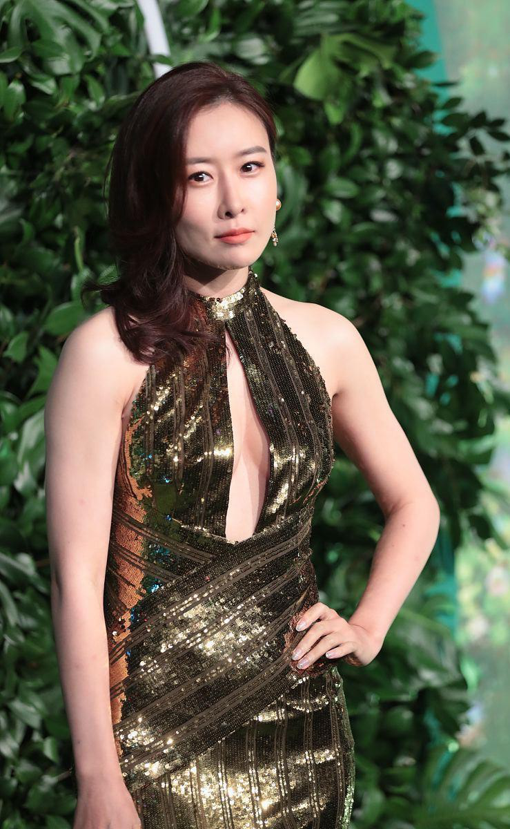 毛俊杰原来是微胖代表穿金色长裙显得圆润饱满前面开口挺特别
