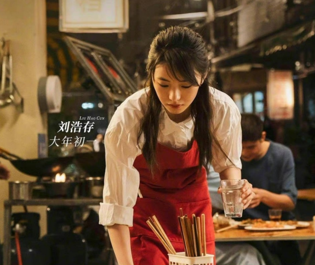 成龙新电影开机，刘浩存是女主角，网友愤怒发声：有她就不看！